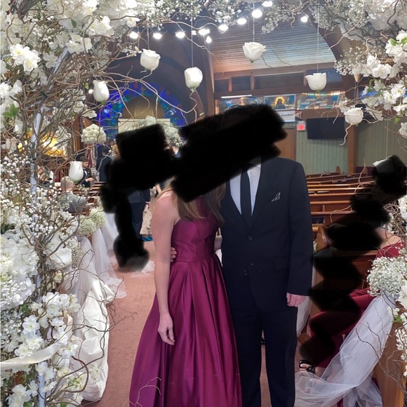 Elegant Burgundy Evening Gown - Picture 4 of 4